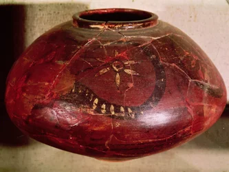 Mit einer Schlange und einer Blume verzierte Vase aus Kot Diji, Industal, Pakistan, 3000-1500 v. Chr.